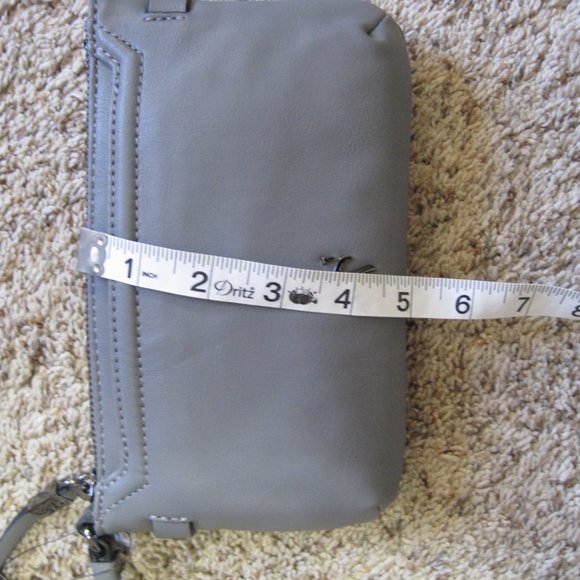 NWT Simply Vera Vera Wang gray wristlet - Picture 5 of 13